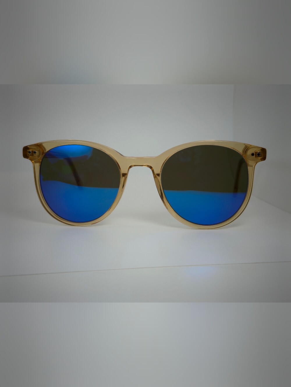 Seah. Amber Light Brown Frame. Round Lens.